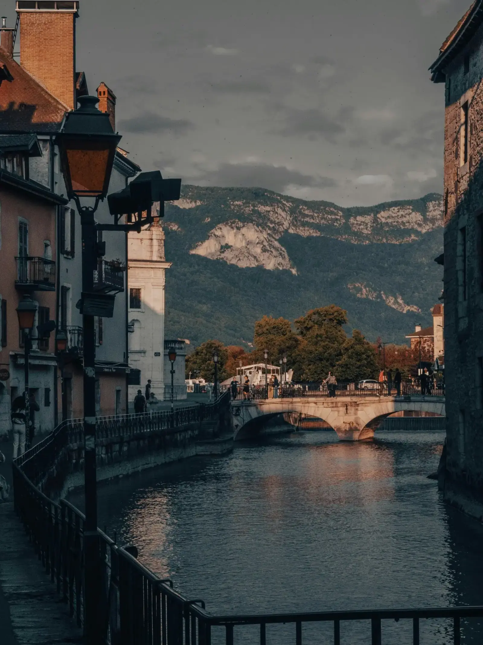 Canal d'Annecy avec montagnes en arrière-plan